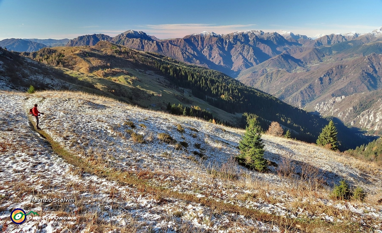 09 Eccomi al Forcolino di Torcola, uno sguardo alla Valle Brembana occidentale....JPG